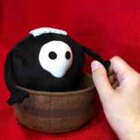 <a href=%https://www.evastore2.jp/eva-ya/item/27236%>商品詳細</a><span class=%alt_name%>ゆるしと ぬいぐるみ（桶入り）</span><span class=%alt_sale_info%>発売中</span><span class=%alt_price%>2500円＋税</span>