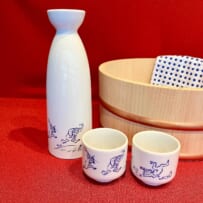 <a href=%https://www.evastore2.jp/eva-ya/item/27233%>商品詳細</a><span class=%alt_name%>ぐい呑みセット／絵巻風</span><span class=%alt_sale_info%>発売中</span><span class=%alt_price%>1800円＋税</span>