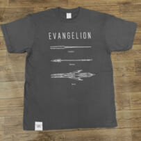 <a href=%https://www.evastore2.jp/tokyo-01/item/27290%>商品詳細</a><span class=%alt_name%>Tシャツ／3本の槍（チャコール）</span><span class=%alt_sale_info%>発売中</span><span class=%alt_price%>3500円＋税</span>